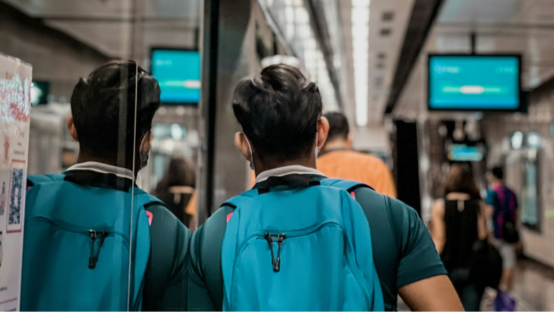 Homem de costas esperando para embarcar - mala despachada gol 