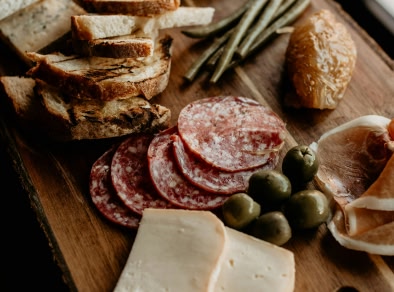 wat kaas, brood en salami op een tafel