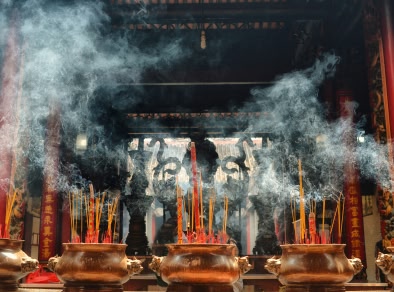 Imagen de la quema de incienso en un templo de Hanoi.