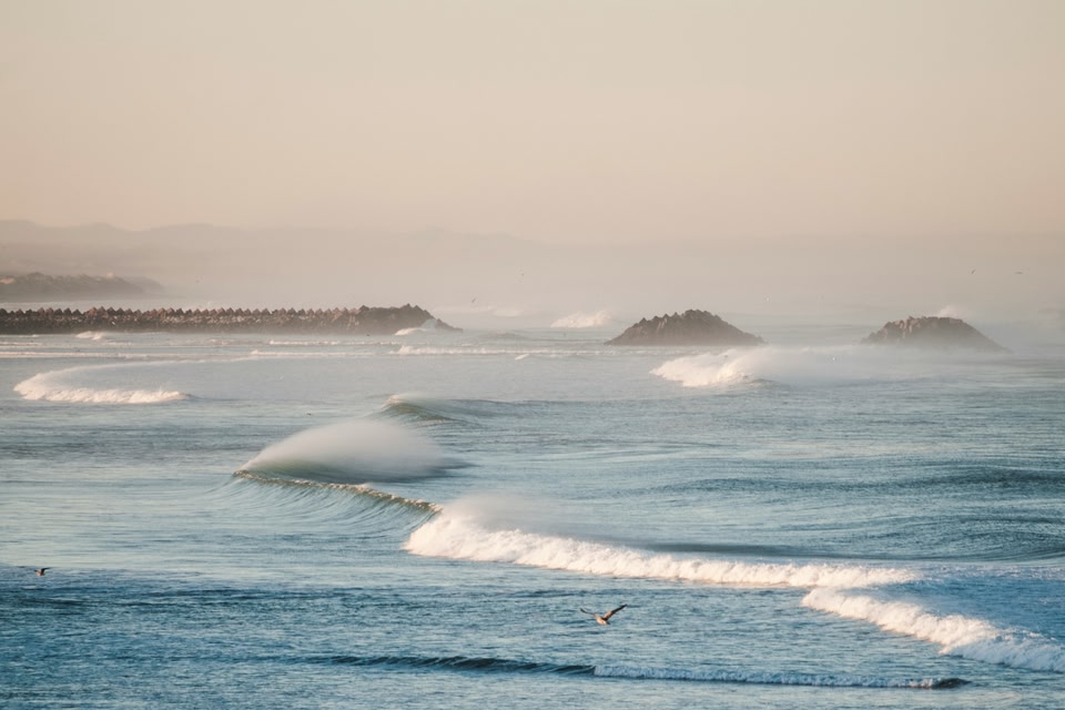 Kust Agadir met golven in de zee