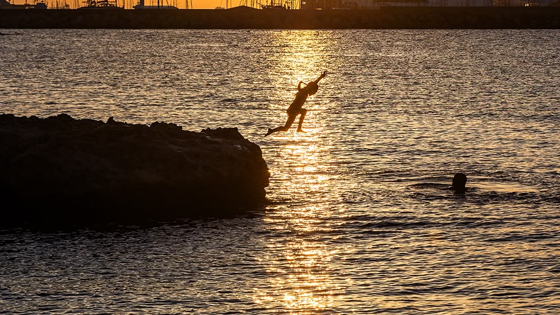 una persona che si tuffa sul mare