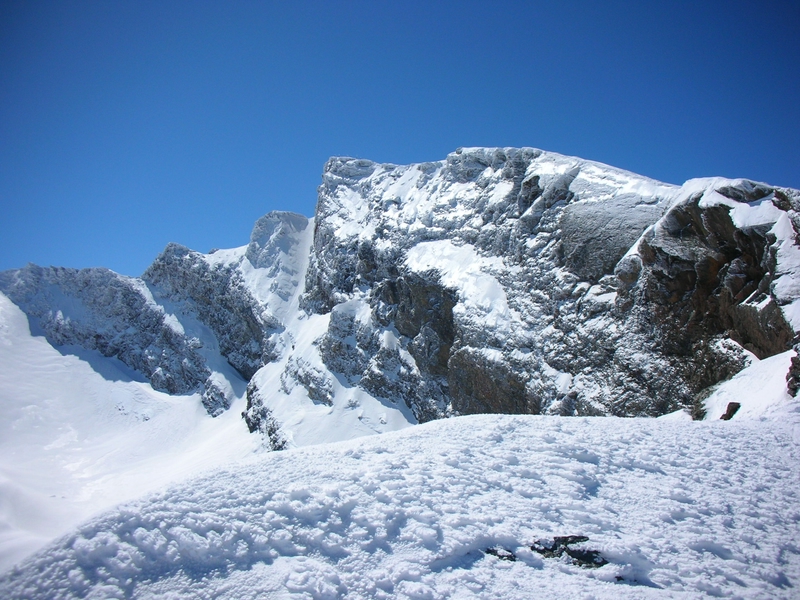 montañas nevadas y glaciar