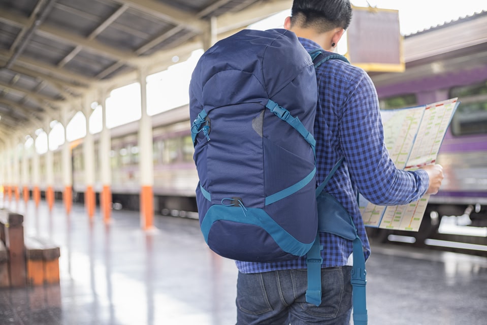  Z세대 배낭여행객이 기차역에서 지도를 보고 있습니다