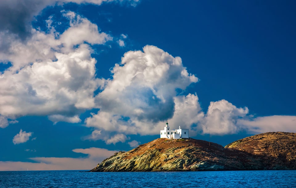 Εικόνα του Αιγαίου, θάλασσα και εκκλησάκι