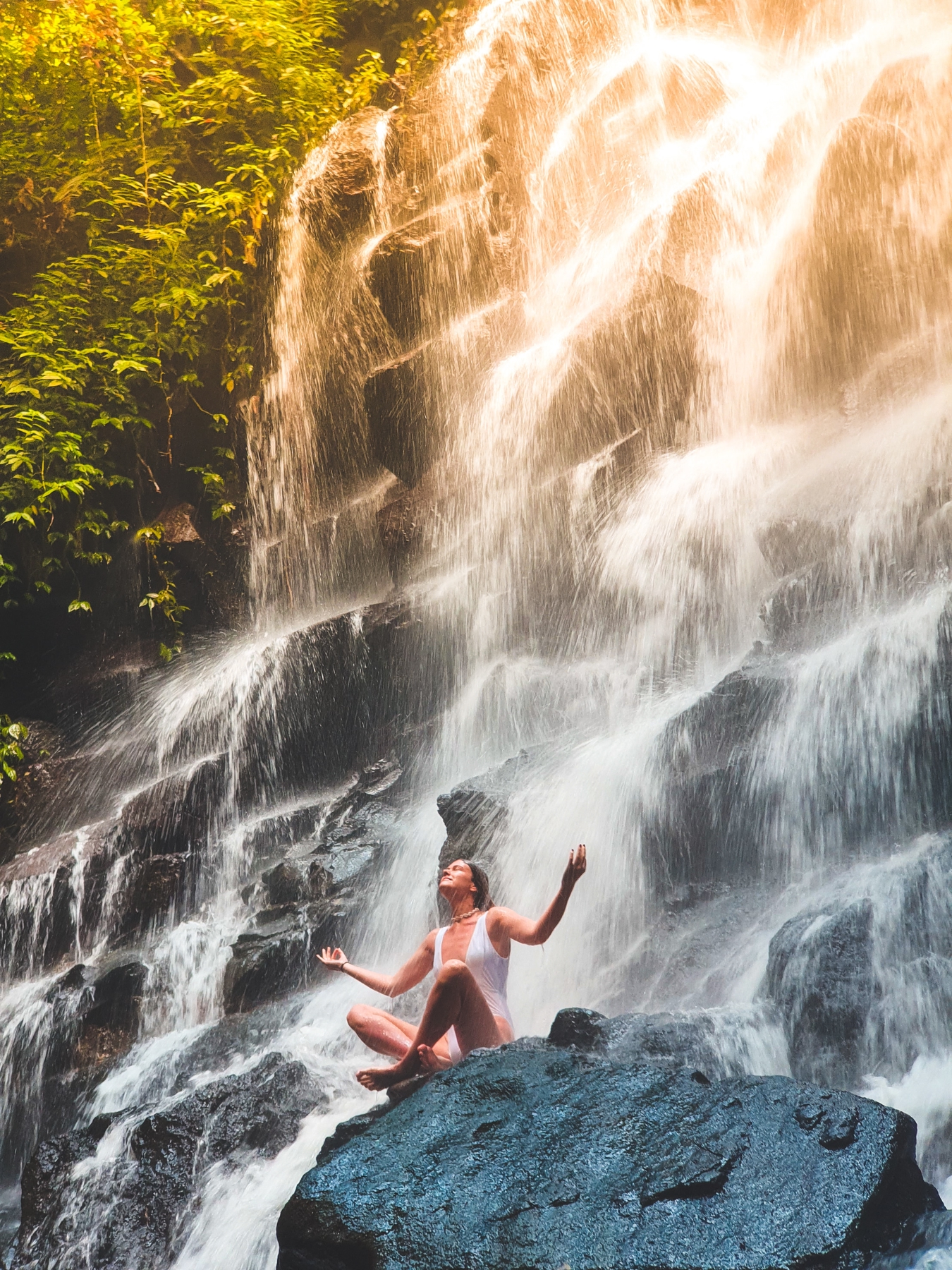 Wasserfall-Meditation auf Bali