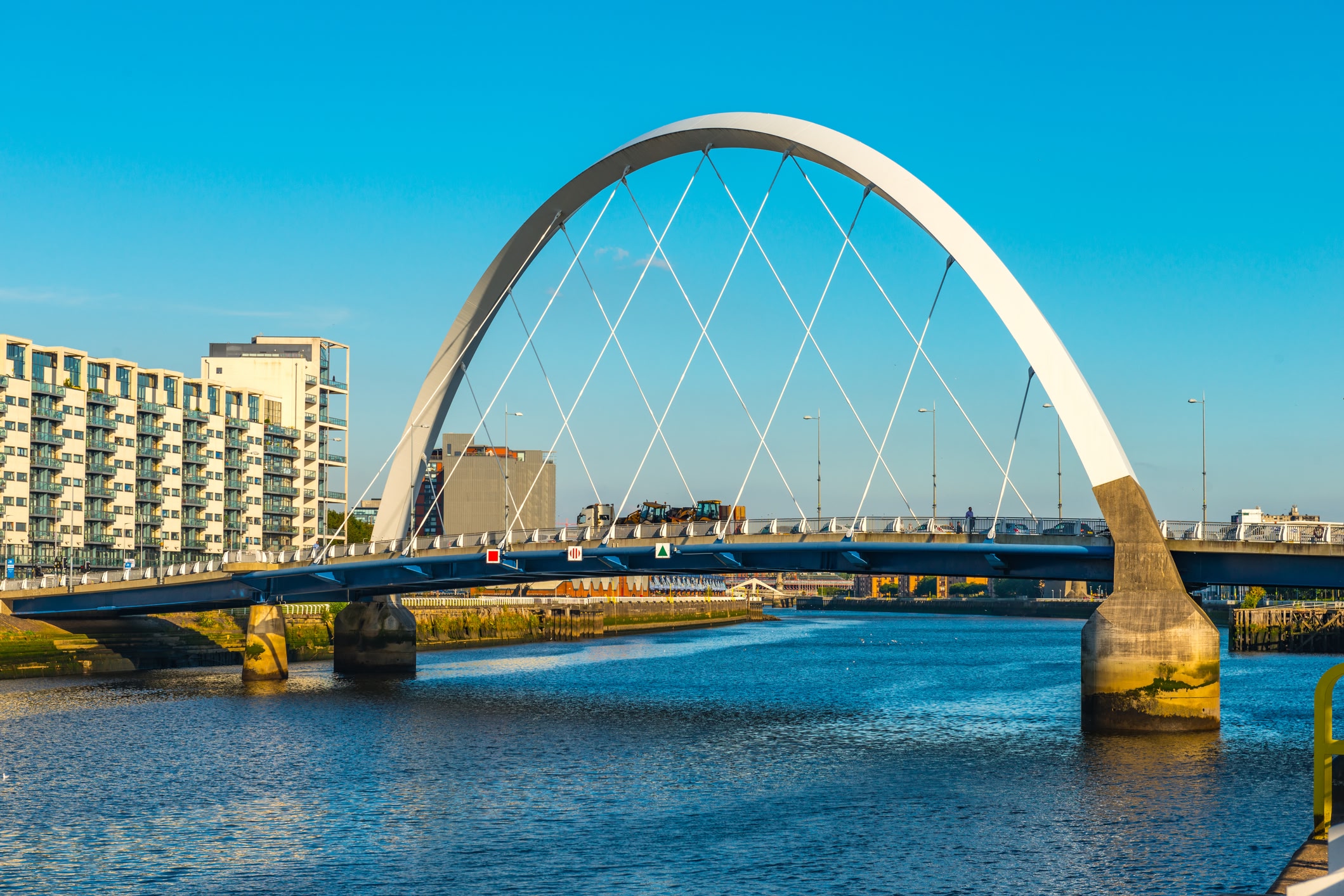 El arco de Clyde cruza el río Clyde en Glasgow, Escocia, Reino Unido