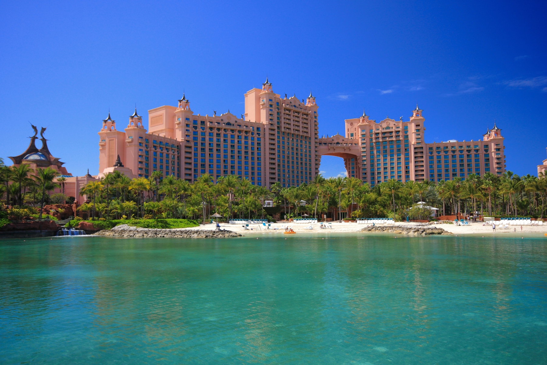 Hotel perto da praia nas Bahamas, um dos países abertos para receber viajantes brasileiros vacinados.