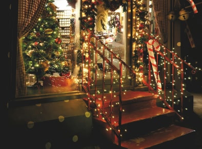 un negozio decorato per natale