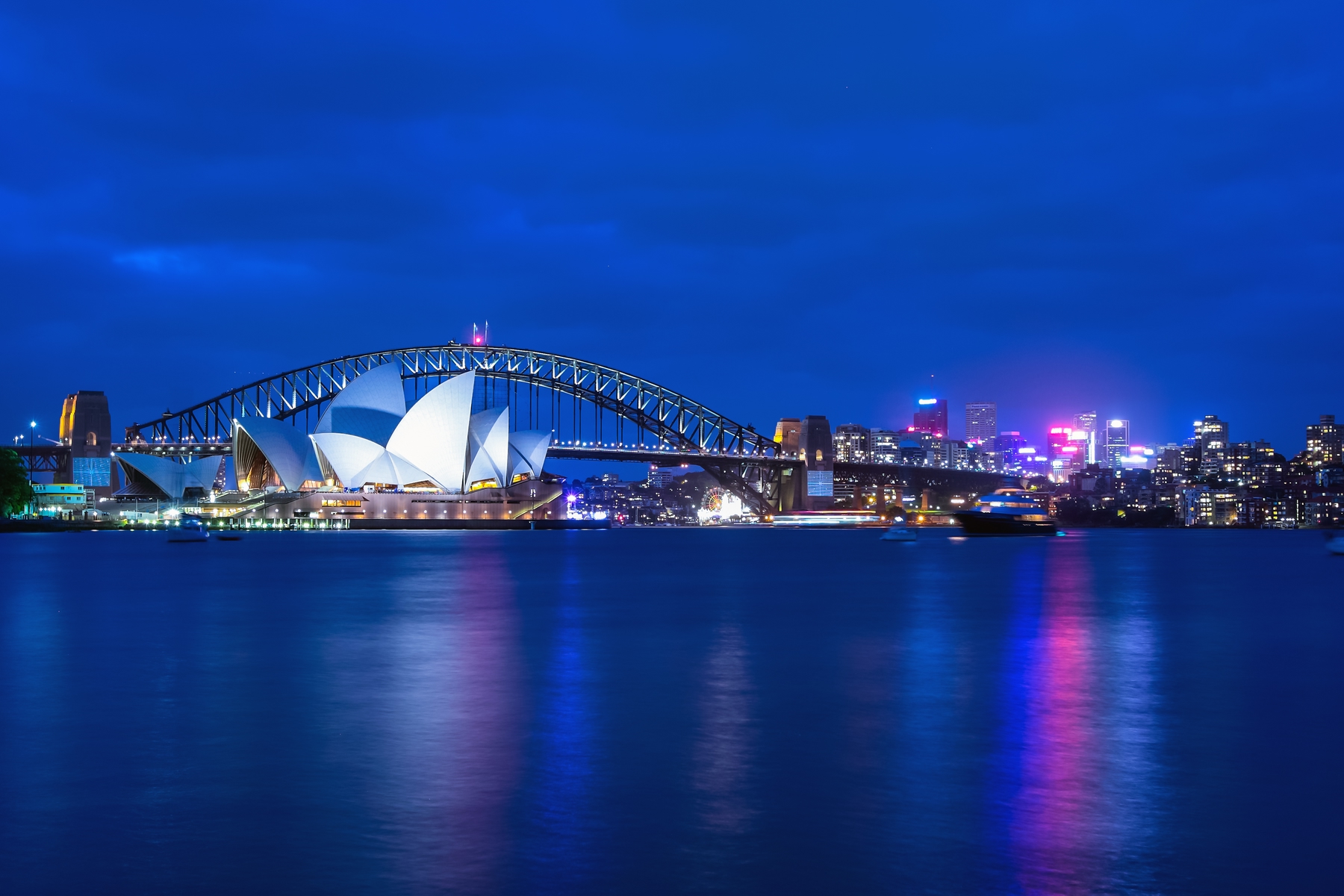 ivew of Sydney opera house at night