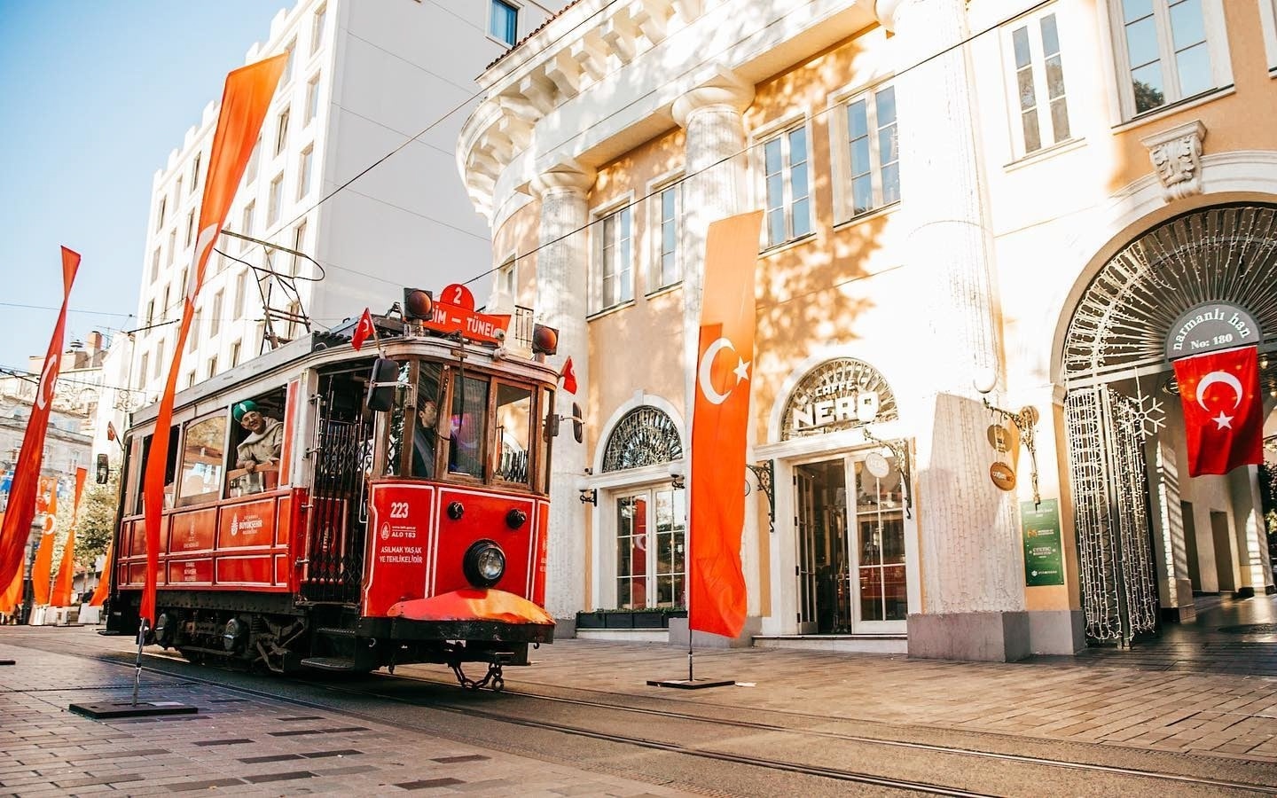 Rote Tram im Stadtteil Taksim in Istanbul
