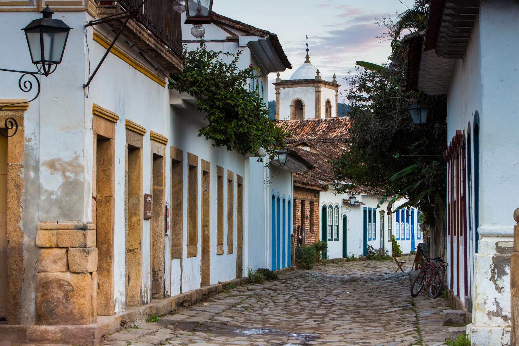 Casas coloniais em estilo português e ruelas de pedra no centro histórico de Paraty.