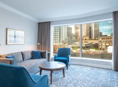 Uma área de estar dentro de um quarto de hotel