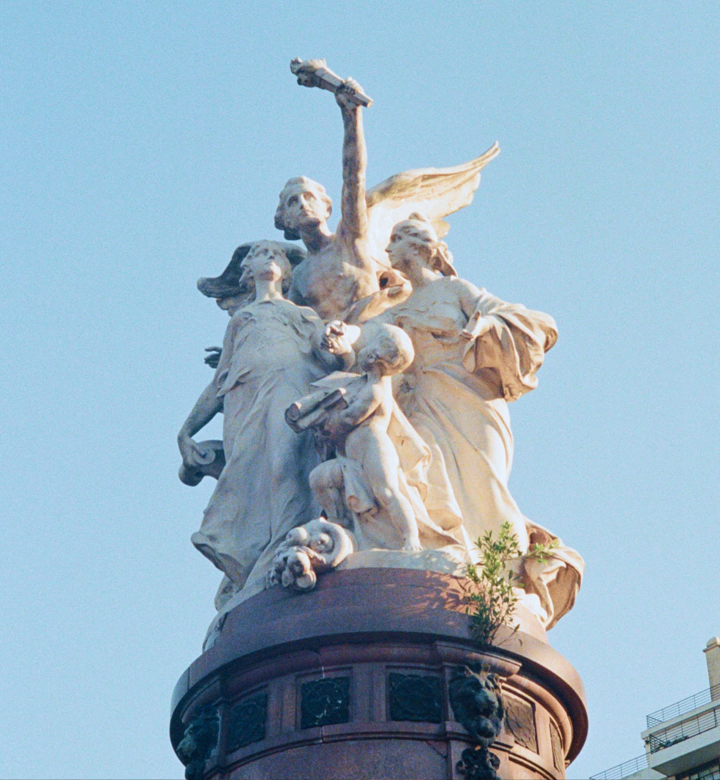 Eine Nahaufnahme einer kunstvollen Marmorskulptur in Buenos Aires, Argentinien, vor klarem, blauem Himmel.