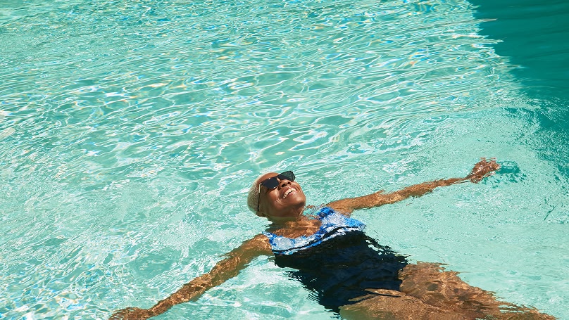 una persona che si rilassa in piscina