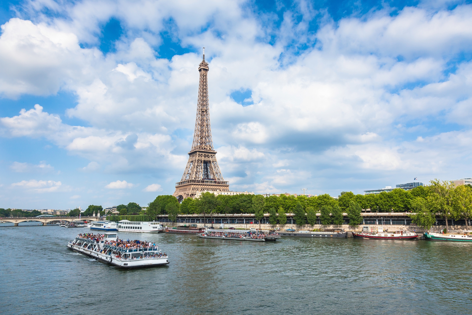 Cenário de incontáveis filmes de viagem na Netflix, Paris encanta com a bela paisagem composta pelo Rio Sena e a Torre Eiffel.