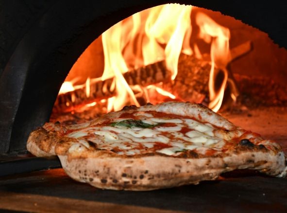 An image of Neapolitan pizza margherita