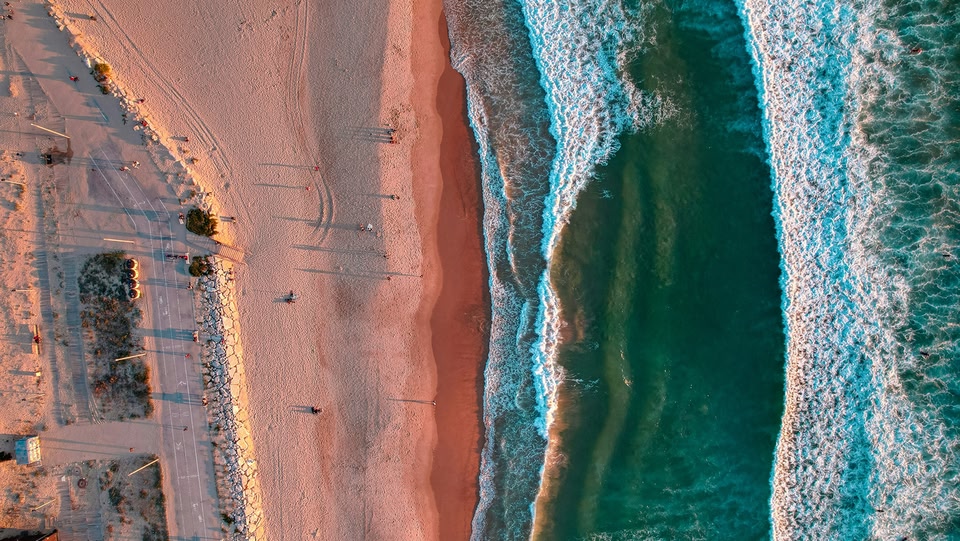 spiaggia che incontra la costa