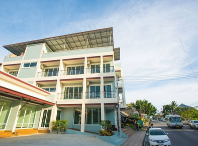 Eine wunderschöne Außenansicht eines charmanten Stadthauses in Krabi mit einer schönen Fassade mit aufwendigen Details und leuchtenden Farben.