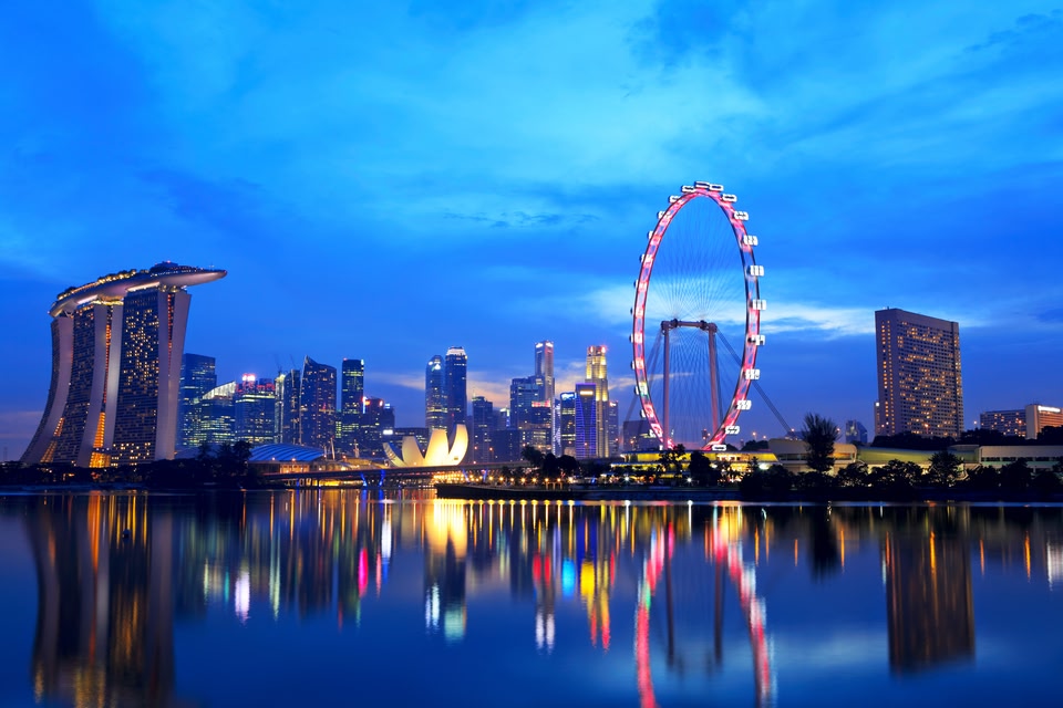Η ρόδα Singapore Flyer, το ξενοδοχείο Marina Bay Sands και άλλα αξιοθέατα της Σιγκαπούρης φωτισμένα τη νύχτα