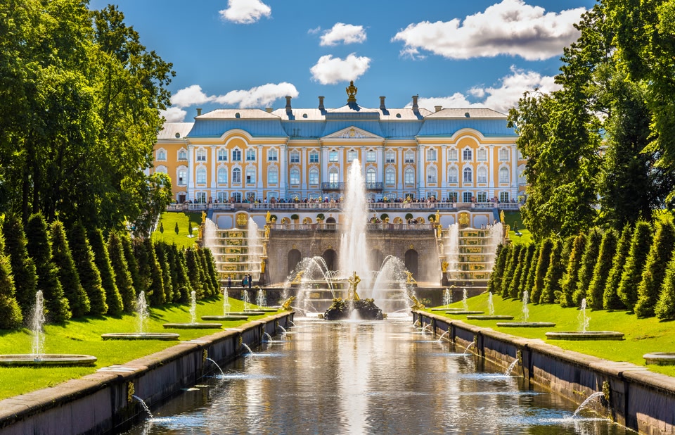 Οι κήποι του παλατιού Peterhof, ένα απ' τα τοπ αξιοθέατα της Αγίας Πετρούπολης