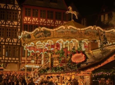 un carrousel la nuit, illuminé