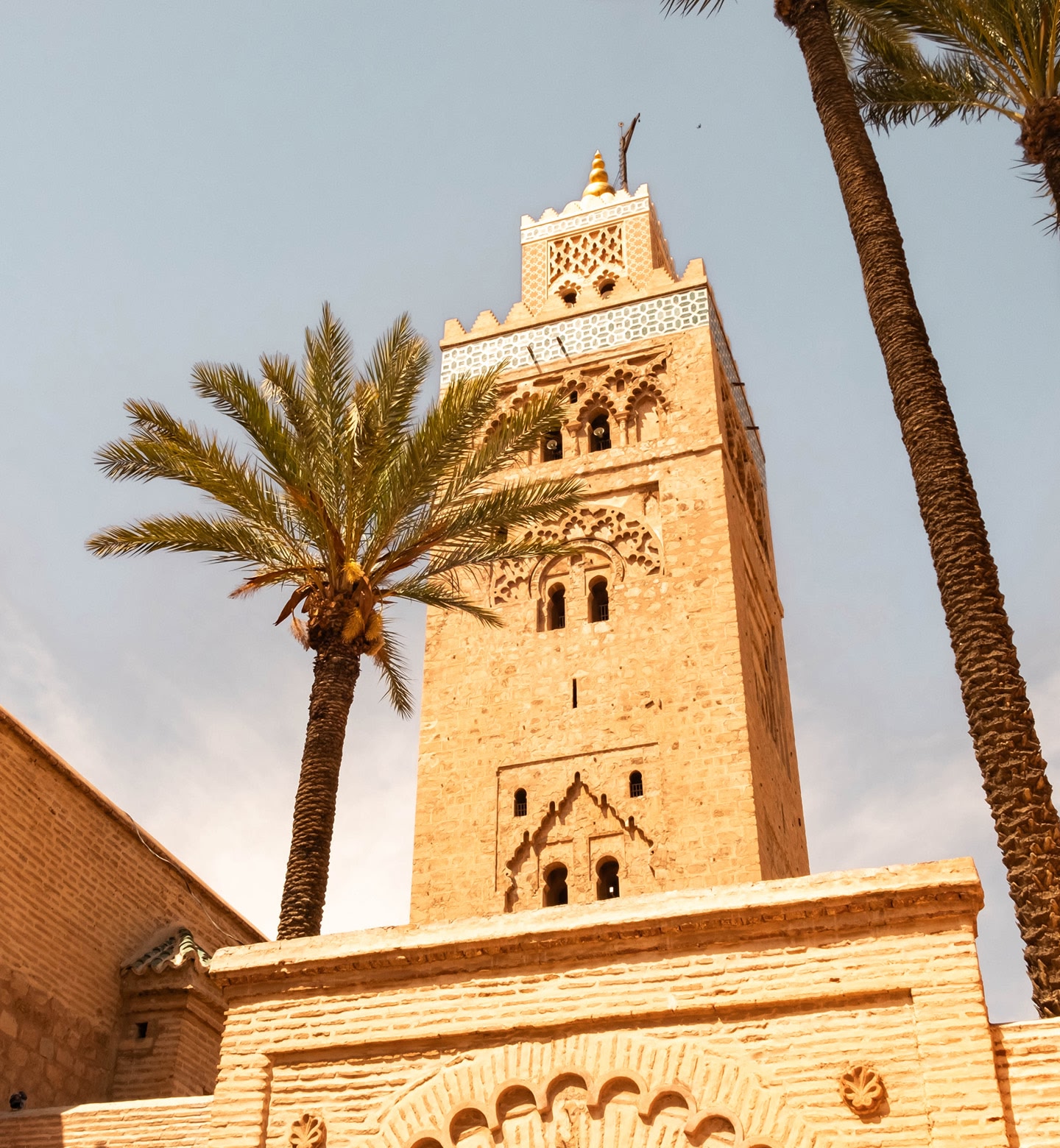 Die eindrucksvolle Koutoubia-Moschee, umgeben von Palmen, erhebt sich in Marrakesch, Marokko.
