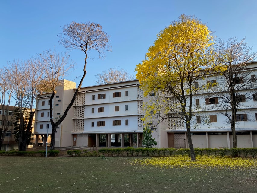 Apartamentos em uma das ruas de Brasília com siglas