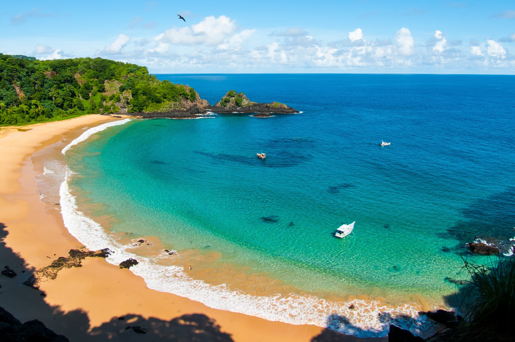 Praia do Sancho, em Noronha, um dos melhores lugares para onde viajar em fevereiro