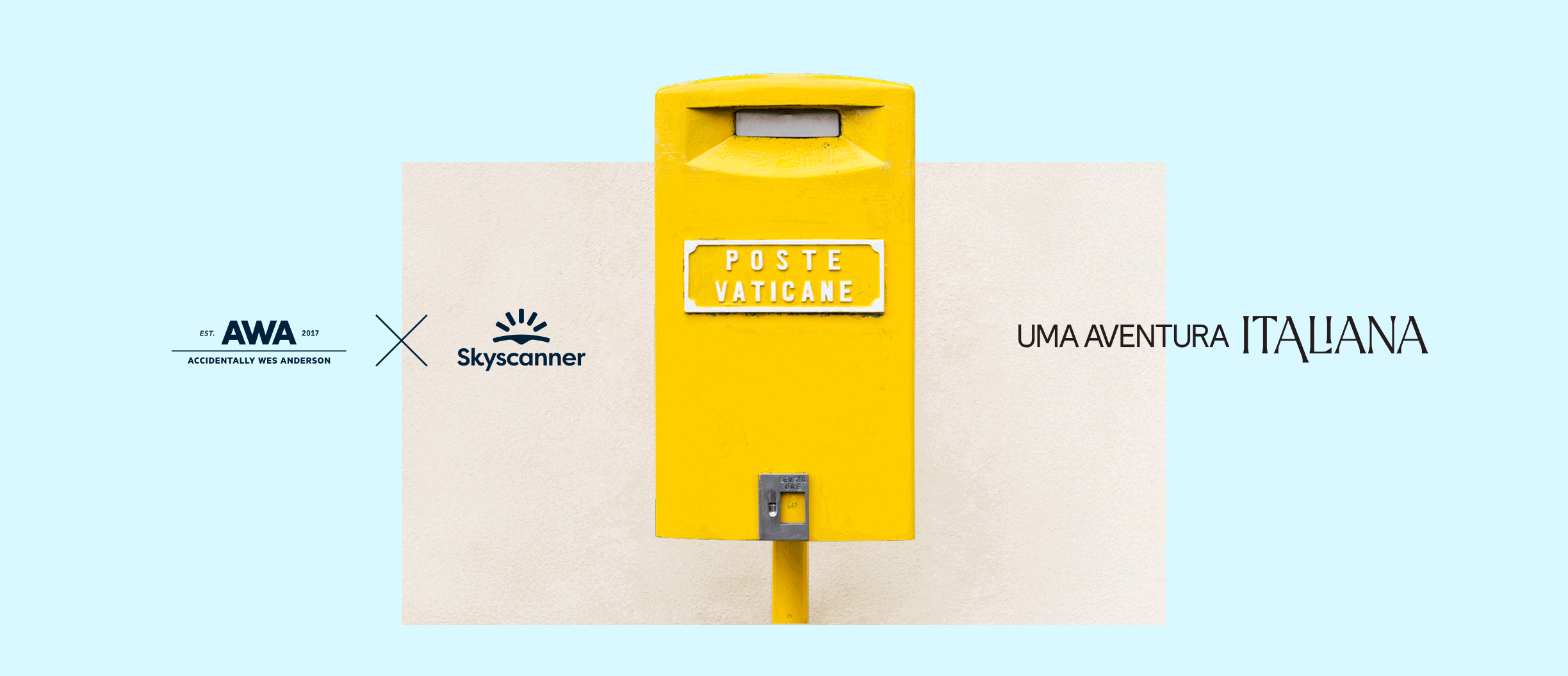 Caixa de correio amarela do Vaticano com design minimalista. De um lado, o logotipo da parceria Accidentally Wes Anderson x Skyscanner; do outro, a frase "Uma aventura italiana".