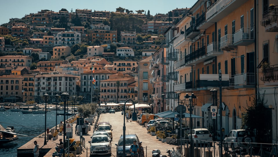 un'immagine di una città di mare