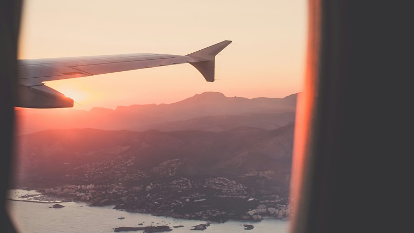 asa do avião voando e cidade vista abaixo