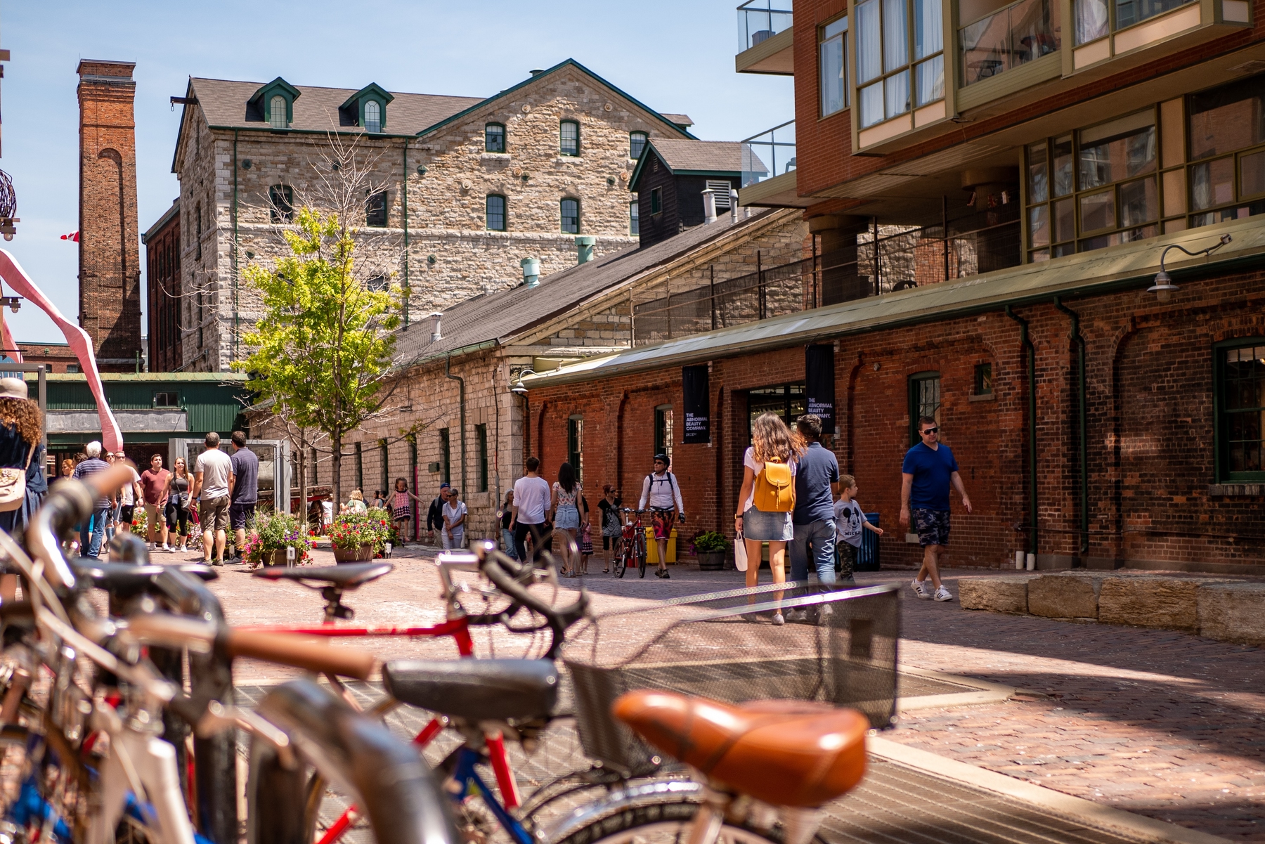 Les gens se promenant dans un paysage industriel à Toronto, Canada, avec des vélos au premier plan.