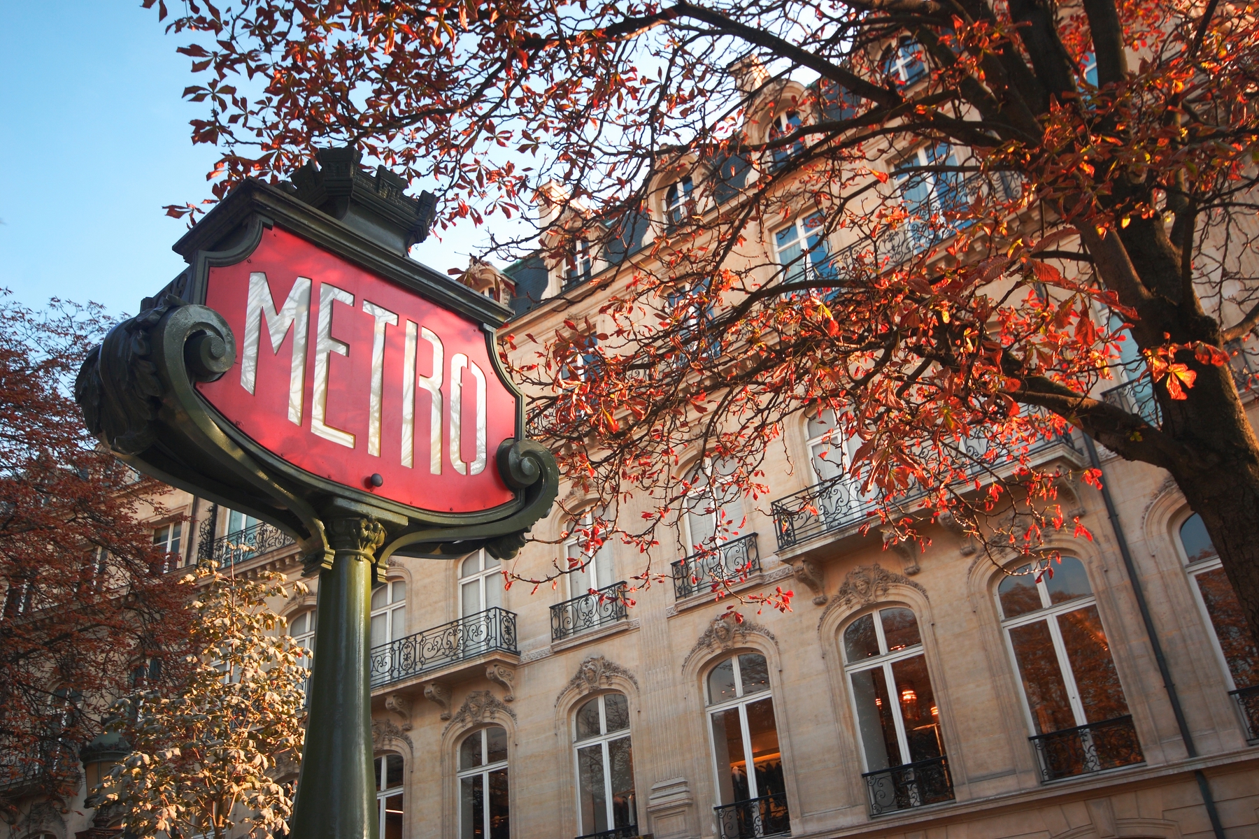 A signfor the Paris metro underground train