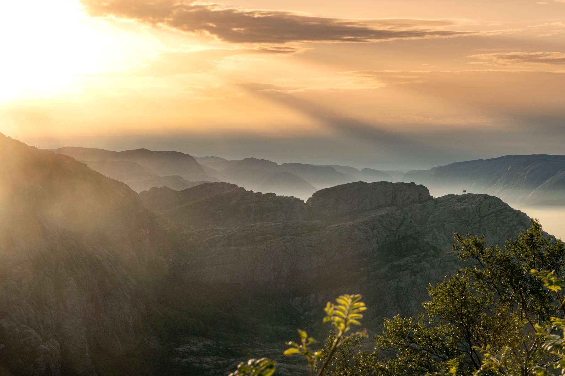 Sonnenaufgangs über dem Lysefjord auf dem Preikestollen