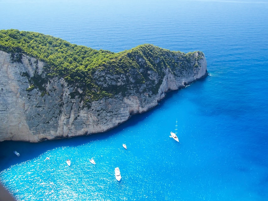 Καραβάκια αράζουν έξω απ' την παραλία Ναυάγιο στη Ζάκυνθο