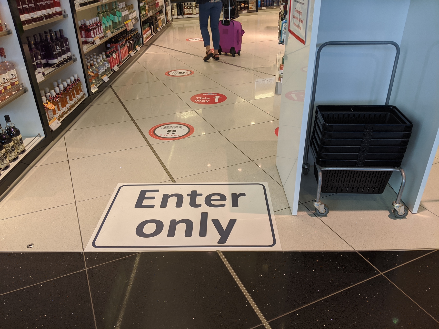 Respectez la distanciation sociale à l'aéroport pendant le coronavirus