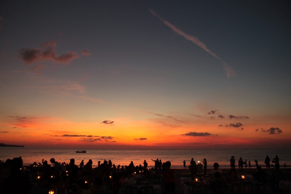 Coucher de soleil sur une plage en Indonésie