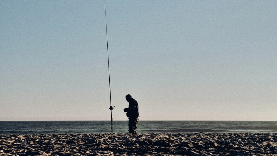 uomo che pesca a lisbona