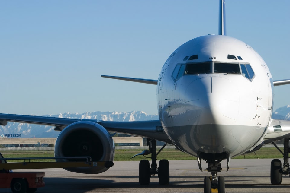 Viajar con millas: Avión listo para el despegue