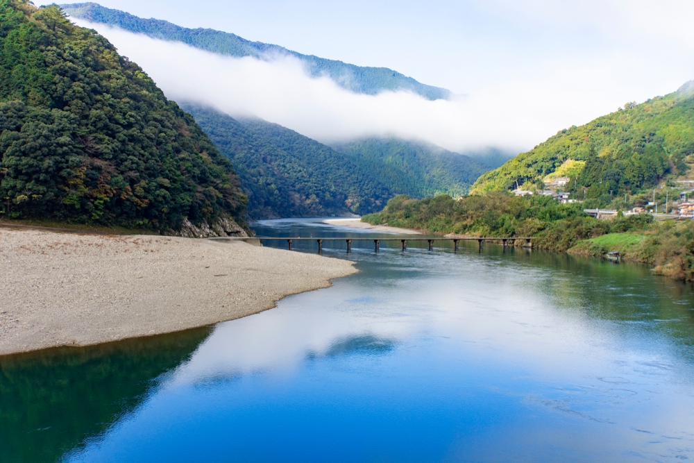 高知県・四万十川の岩間沈下橋