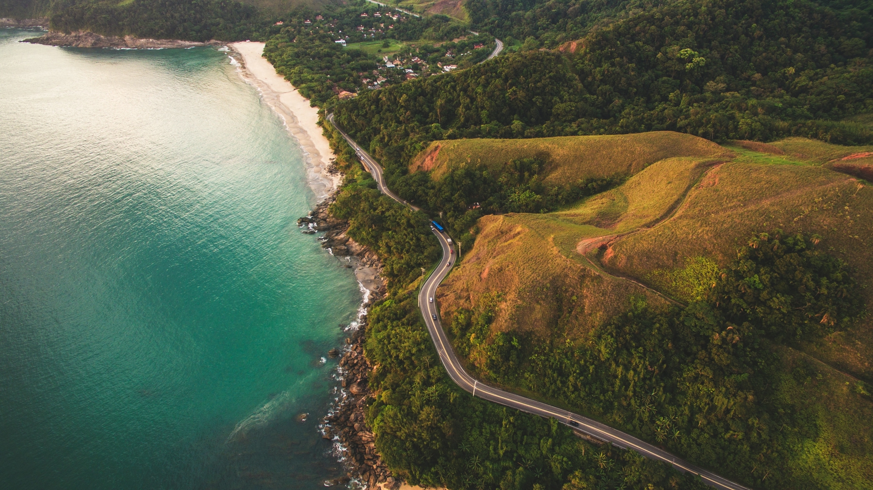 Foto aérea da rodovia que dá acesso a Praia de Toque Toque, em São Sebastião. Trecho faz com que BR-101 seja considerada uma das estradas mais bonitas do Brasil.
