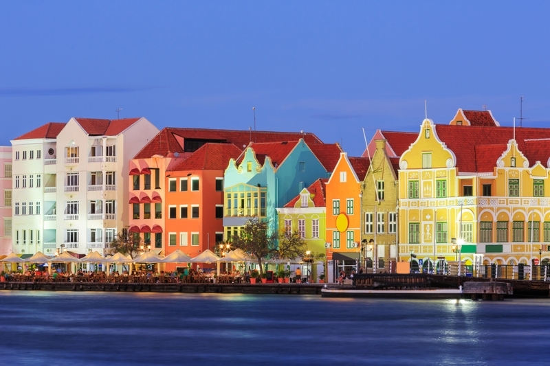 Clique na foto para encontrar as passagens aéreas mais baratas para Curaçao!