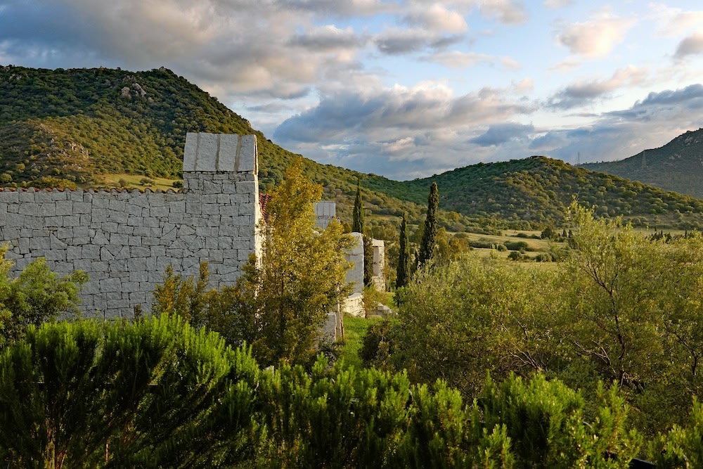 Groen en bergachtig landschap Sardinië, Italië
