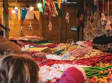 un stand de douceurs sur les marchés de Noël