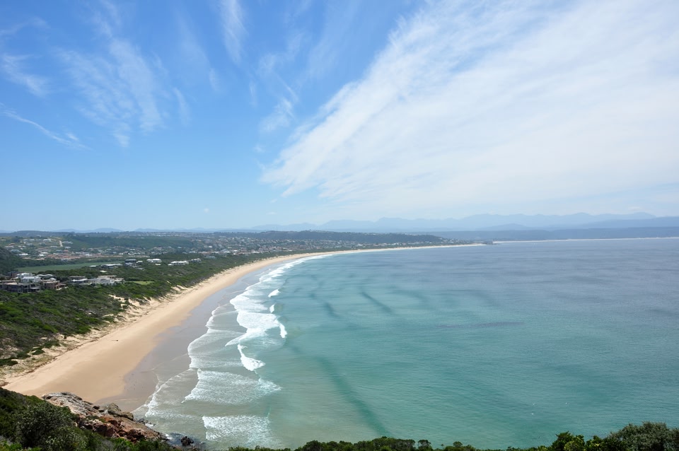 Πανοραμική θέα στην παραλία Plettenberg Bay, μέρος του Γκάρντεν Ρουτ στη Νότια Αφρική