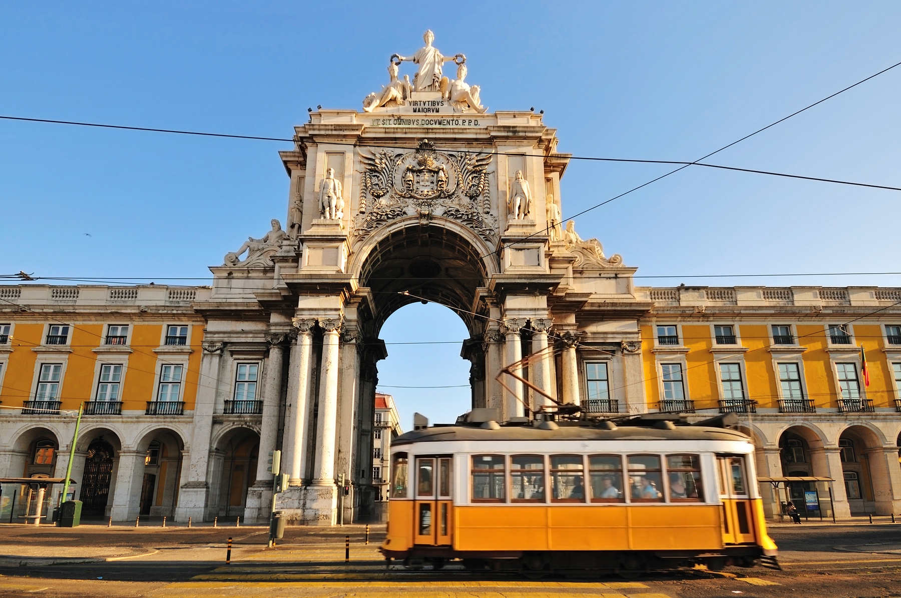 Bondinho na Praça do Comércio, em Lisboa, cidade ideal para viagens em janeiro