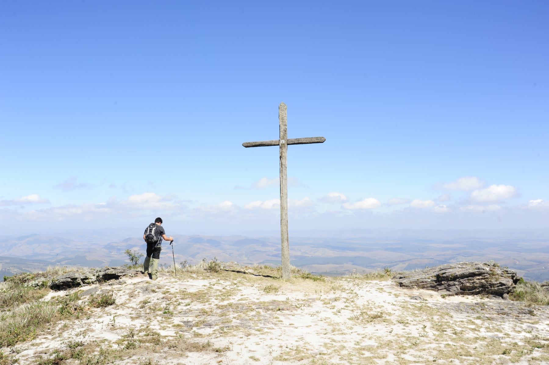Trilheiro olhando a paisagem do Mirante da Cruz