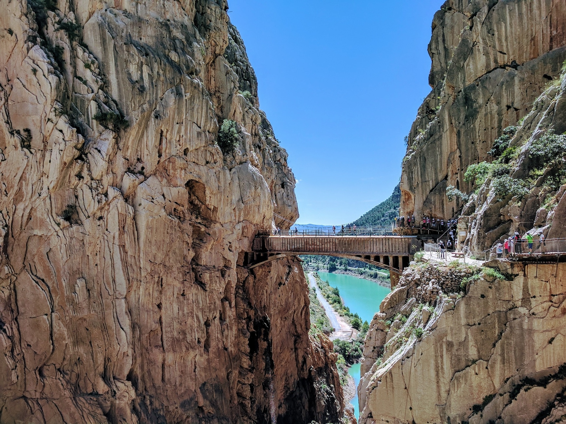 Pocas estampas impactan tanto como el Caminito del Rey