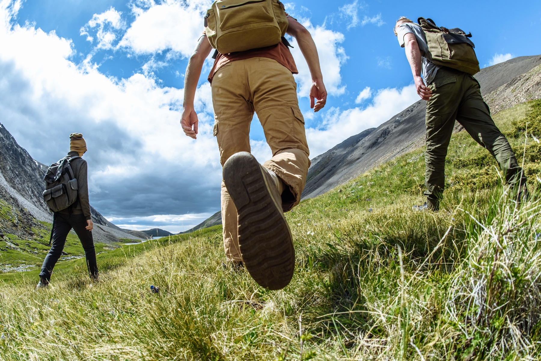 Grupo de turistas practicando hiking