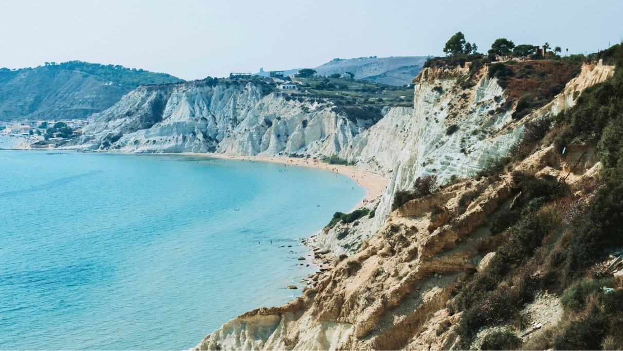 Uma imagem cênica de alguns penhascos italianos brancos à beira-mar